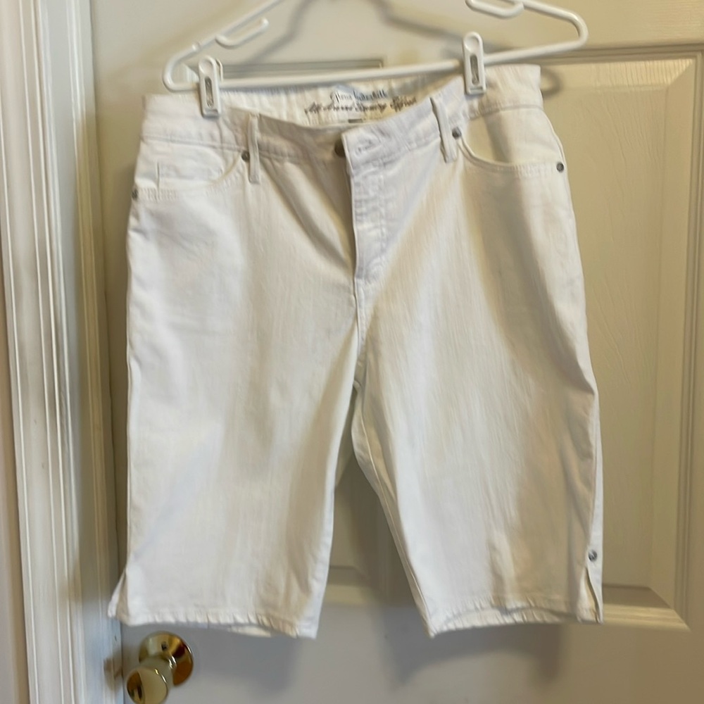 Gloria Vanderbilt Size 10 Bermuda Shorts